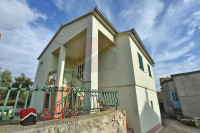 Kuća: Otok Prvić, Šepurine, prodaje se kuća s velikim zemljištem