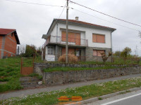 Kuća: Pakrac, 2 odvojena stana, dvorište!