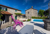 AUTOHTONA KAMENA KUĆA S BAZENOM