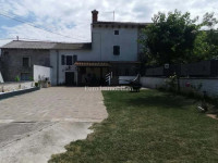 Kuća s pomoćnim objektima - Valtura