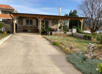 Kuća Pridraga – prizemnica s vrtom i djelomičnim pogledom na more