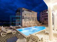 Kuća prodaja ČIOVO sa 7 apartmana i grijanim bazenom 150 m od mora