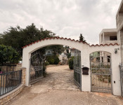 Kuća s iznimnim investicijskim potencijalom u Srimi pokraj Vodica