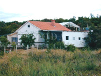 Kuća s prostranom okućnicom u mirnom okruženju, Krk