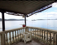 Kuća prvi red do mora, Prvić