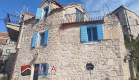 Kuća: Prvić Šepurine, prodaje se stara kamena kuća s pogledom na more