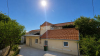 Kuća u renovaciji u Zemuniku, 180 m od centra