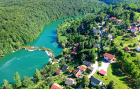 KUĆA UZ  RIJEKU MREŽNICU