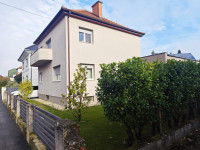 Samobor / Centar - lijepa kuća s unutarnjim bazenom & okućnicom !