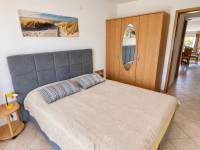CRIKVENICA- INVESTICIJSKA KUĆA 498 M2, 3 APARTMANA + STAN + 2 POSLOVNA