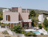 Vila s bazenom i otvorenim pogledom na more