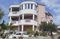 Sv. Filip i Jakov; kuca sa 1 stanom i 4 apartmana (pogled na more)