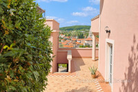 Kuća s tri apartmana, garažom i pogledom na more