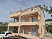 Kuća s tri apartmana,  Seget Vranjica, 300 m2