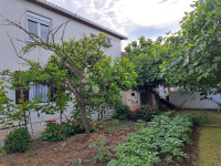 Kuća sa tri apartmana