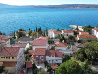 Kuća sa tri apartmana na top lokaciji