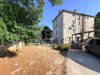 Kuća sa tri stambene jedinice i 820 m2 okućnice