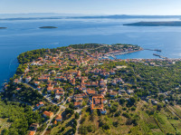 SALI - Dugi otok, prostrana samostojeća kuća s dvorištem, 400m od mora