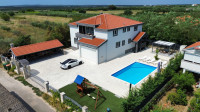 Villa 400m2 sa bazenom na zemljištu od 830 m2, najam za do 30 radnika