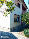 Katnica s dvorišnom zgradom i vrtom