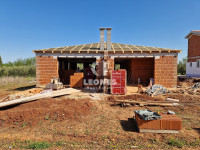 Kvalitetna dvojna kuća u okolici Buja