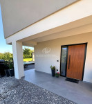 LABIN – moderna vila s bazenom 182 m², okućnica 1.288 m², tri spavaće
