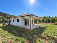 Labin, prizemnica s velikom okućnicom