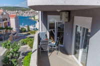 Lijep dvosoban stan uz more - Okrug Gornji *DUGOROČNO!*