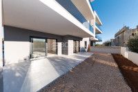 Lijepi apartman s dvorištem u blizini plaže, Tribunj