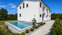 Ližnjan, dvoetažni stan 113 m² s vrtom i 2 parkirna mjesta, 800 m od m