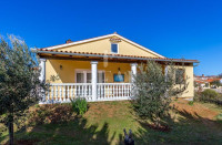 Ližnjan,prizemnica 255m2, dva stana !