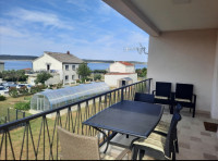 LJUBAČ – 80 m² + 100 m² OKUĆNICE + POGLED NA MORE | 170 m OD PLAŽE!