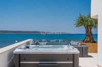 Ljubač – luksuzna vila s bazenom i jacuzzijem, 130 m od mora