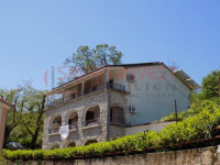 LOVRAN, iznajmljuje se apartmanska kuća od 400 m2