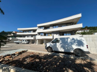 LOVRAN – Prostran luksuzni apartman s velikom terasom i 3 spavaće sobe