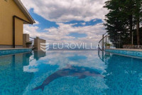 Lovran, Prostrana vila s tri stana, bazenom i spektakularnim panoramsk