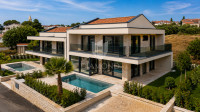 Umag! Luksuzna vila 100 m od mora!