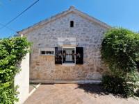 Lukoran, otok Ugljan, dvije kamene kuće s dvorištem i vrtom, 80 m od m