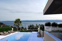 Luksuzan 4-soban stan s bazenom, prizemlje