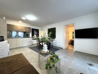 LUKSUZAN STAN U BLIZINI PLAŽE S OKUĆNICOM I TERASOM,FAŽANA!