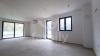 LUKSUZAN STAN U PRIZEMLJU NOVOGRADNJE SA LIFTOM