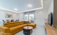 Luksuzan trosoban stan s pogledom na more, 110 m² – Okrug gornji