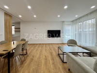 Luksuzan više-etažni stan s karakteristikama kuće