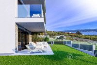 Luksuzna novogradnja s dva apartmana, bazenom i pogledom na more!