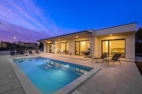 Luksuzna prizemnica s bazenom i prostranim dvorištem