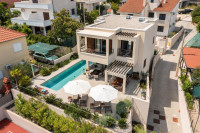 Luksuzna vila 2. red uz pješćanu plažu