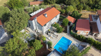 Luksuzna vila s bazenom, dva apartmana, studijem i konobom – vrhunska