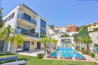 Okolica Splita – vila s bazenom, saunom i pogledom na more, 300 m²