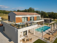 LUKSUZNA VILA S BAZENOM I POGLEDOM NA MORE