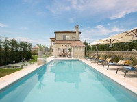 Luksuzna vila sa bazenom i sportskim terenima u srcu Istre!